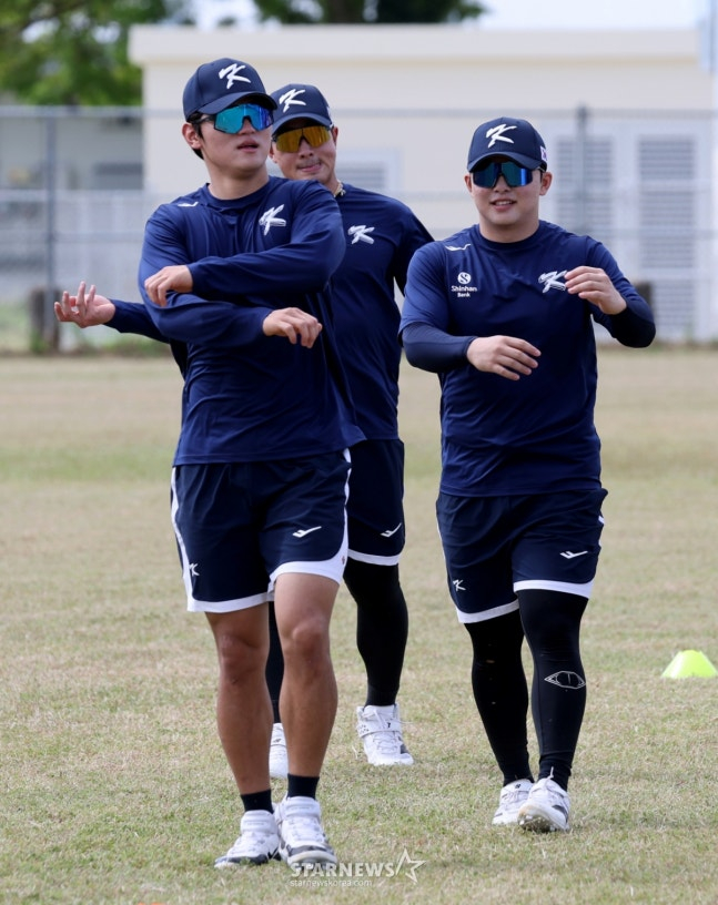 사이판에서 함께 훈련을 펼치는 김도영(왼쪽부터), 안현민, 문현빈. /사진=강영조 선임기자