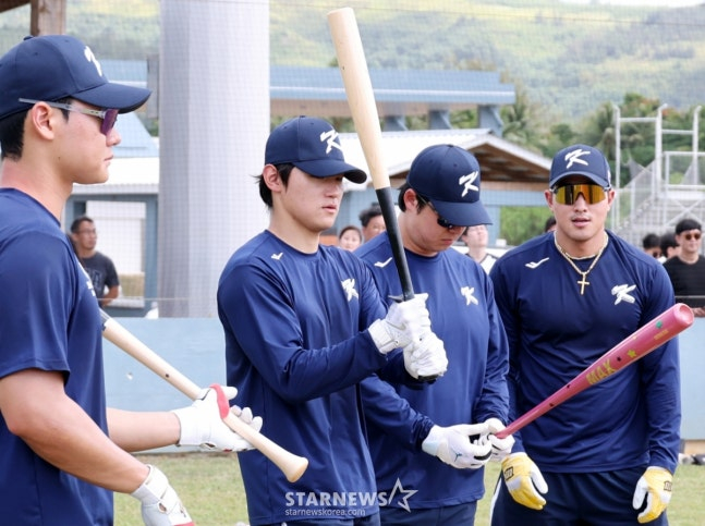 사이판 캠프에서 타격 훈련을 앞두고 서로의 배트를 살펴보고 있는 김도영(왼쪽에서 2번째부터), 노시환, 안현민. /사진=강영조 선임기자