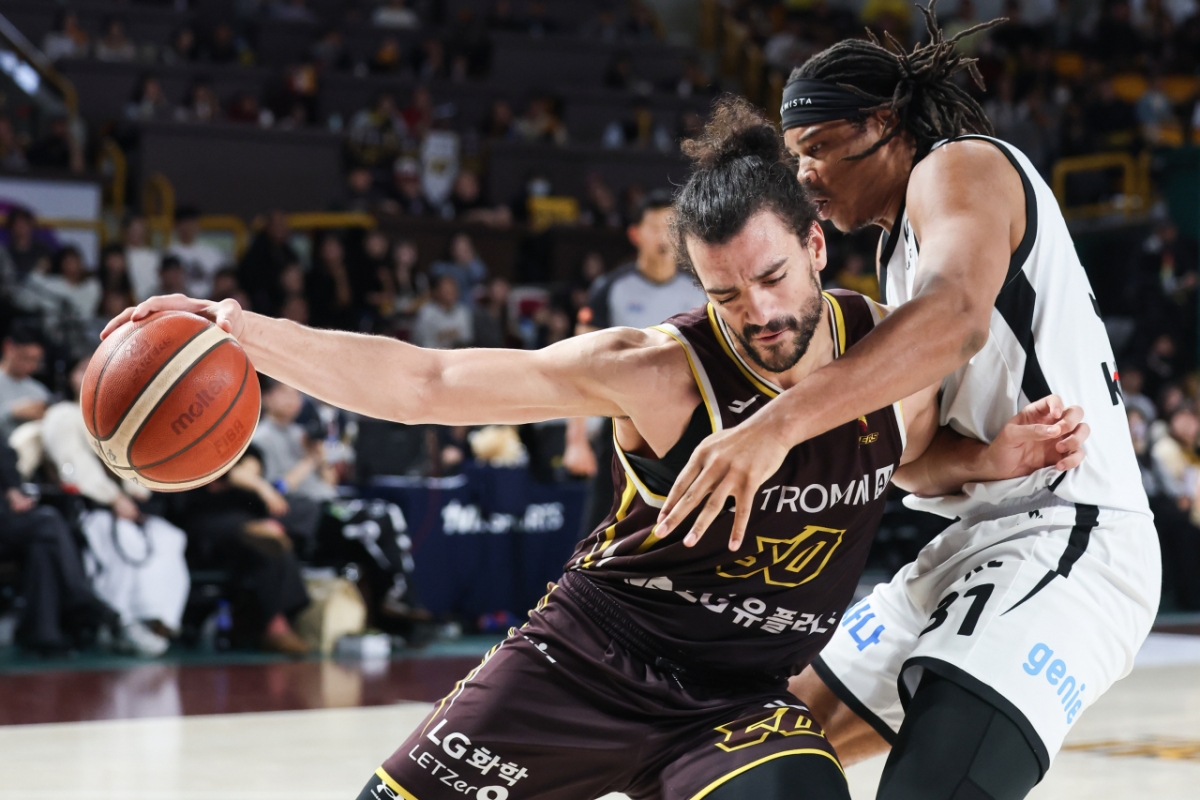 야셈 마레이(왼쪽)가 아이재아 힉스를 상대로 포스트업을 하고 있다. /사진=KBL 제공