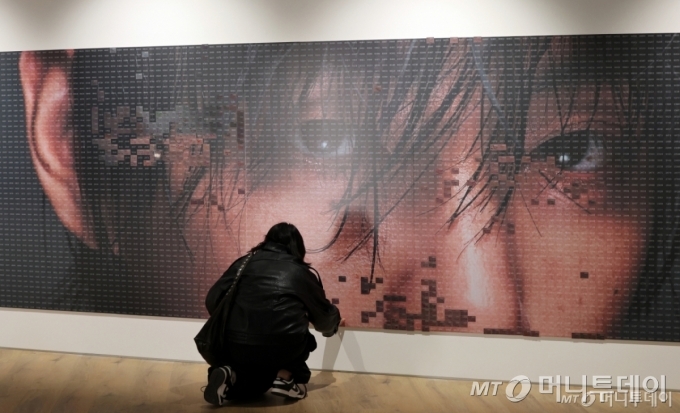 (서울=뉴스1) 김진환 기자 = 20일 오후 서울 중구 프리즈 하우스 서울에서 열린 BTS 뷔의 포토북 ‘타입 비(TYPE 非)’ 발간 기념 오프라인 전시 ‘뷔 타입 비 : 온-사이트 인 서울(V TYPE 非 : ON-SITE IN SEOUL)’을 찾은 관람객이 응원 문구를 남기고 있다.   한편 뷔가 속한 BTS는?3월 20일 다섯 번째 정규 앨범 ‘아리랑(ARIRANG)’을 발매한다. 2026.1.20/뉴스1  Copyright © 뉴스1. All rights reserved. 무단 전재 및 재배포,  AI학습 이용 금지. /사진=(서울=뉴스1) 김진환 기자