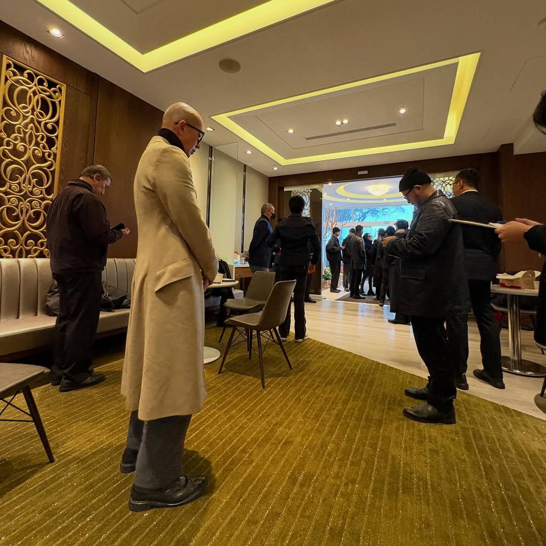 그룹 클론 강원래가 방송인 홍록기와 함께 구준엽 아내 쉬시위안의 사망 1주기 행사에 참석했다며 당시 사진을 공개했다./사진=강원래 인스타그램