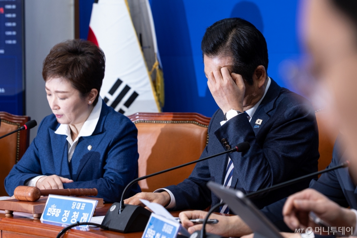 (서울=뉴스1) 이승배 기자 = 정청래 더불어민주당 대표가 2일 서울 여의도 국회에서 열린 최고위원회의에서 이마를 만지고 있다. 2026.2.2/뉴스1  Copyright © 뉴스1. All rights reserved. 무단 전재 및 재배포,  AI학습 이용 금지. /사진=(서울=뉴스1) 이승배 기자