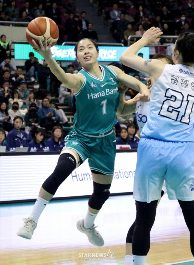 슈팅을 시도하는 박소희(왼쪽). /사진=김진경 대기자