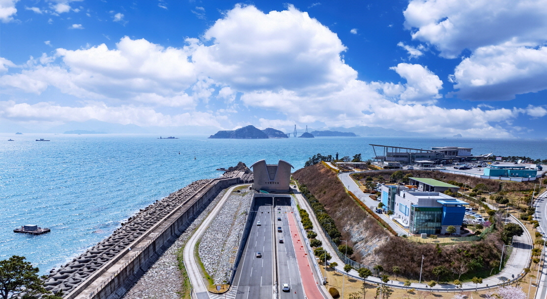 대우건설이 연약지반위에 설계한 거가대로 침매터널 입구/사진제공=대우건설