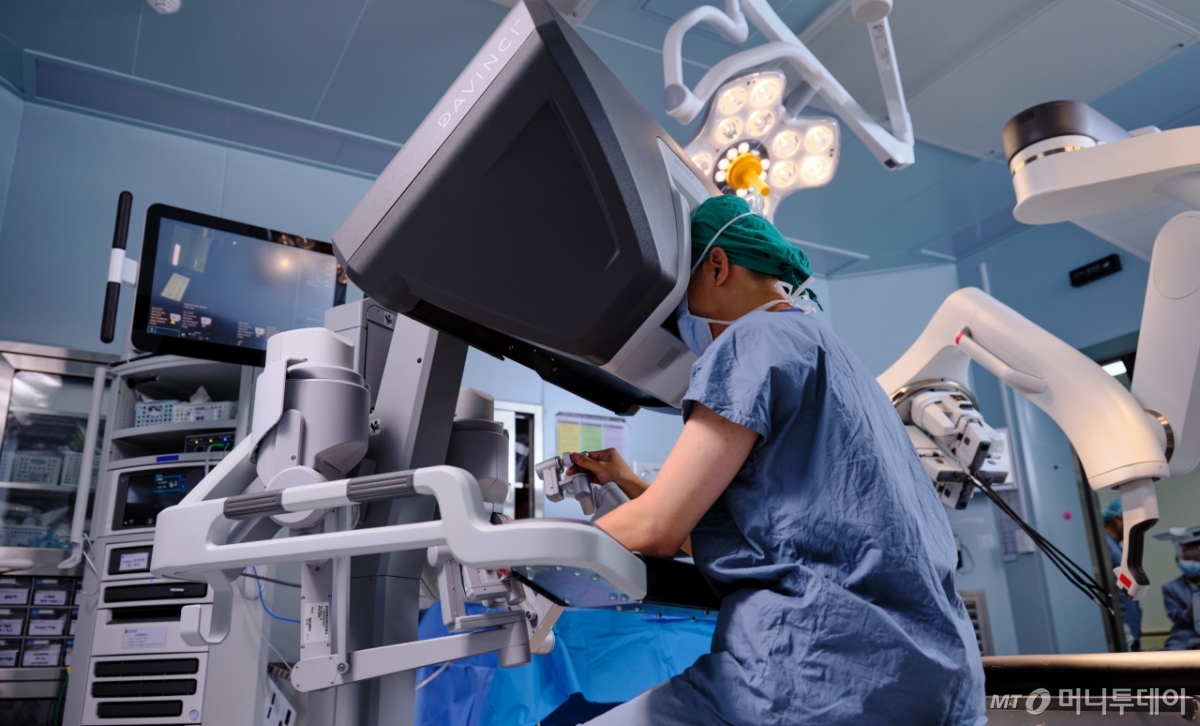 고려대안산병원 의료진이 로봇수술을 시행하고 있다./사진=고려대안산병원