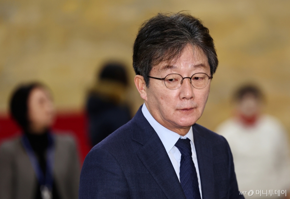 유승민 전 의원이 지난달 20일 오전 서울 여의도 국회 로텐더홀에서 통일교·공천헌금 '쌍특검'을 요구하며 엿새째 단식농성중인 장동혁 국민의힘 대표와 만난 후 취재진의 질문에 답하고 있다./사진=뉴시스