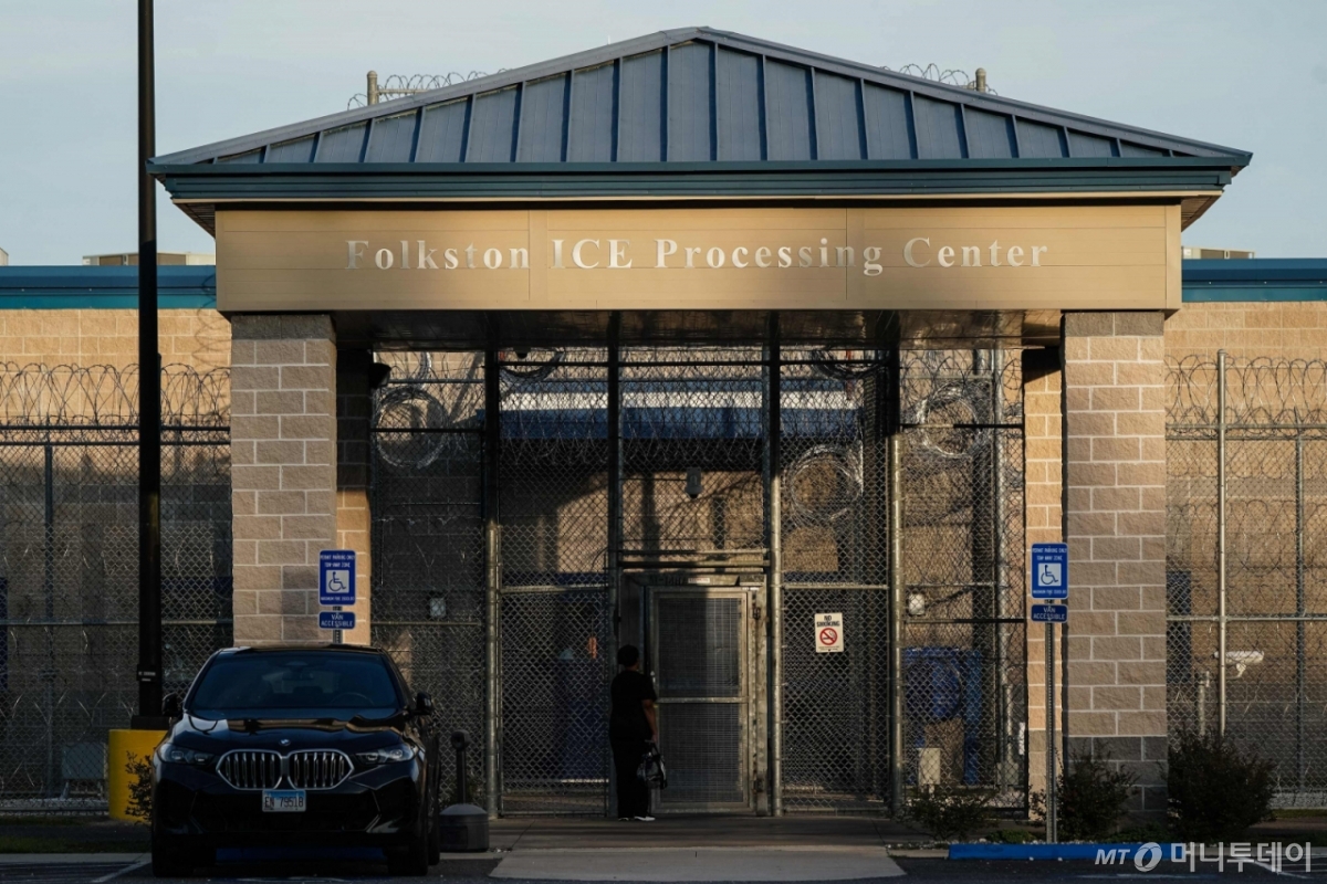 (폴크스턴 AFP=뉴스1) 류정민 특파원 = 지난해 9월 9일(현지시간) 조지아주 포크스턴(Folkston)에 있는 이민세관단속국(ICE) 구금시설에 한 여성이 들어가고 있다. 미국 이민 당국은 앞서 4일 조지아주의 현대차·LG 배터리 공장을 급습해 317명의 한국인 근로자를 포함해 475명을 체포·구금했다. 한국인 근로자 316명은 전세기를 이용해 귀국했다. 2025.09.11. ⓒ AFP=뉴스1 Copyright © 뉴스1. All rights reserved. 무단 전재 및 재배포,  AI학습 이용 금지. /사진=(폴크스턴 AFP=뉴스1) 류정민 특파원