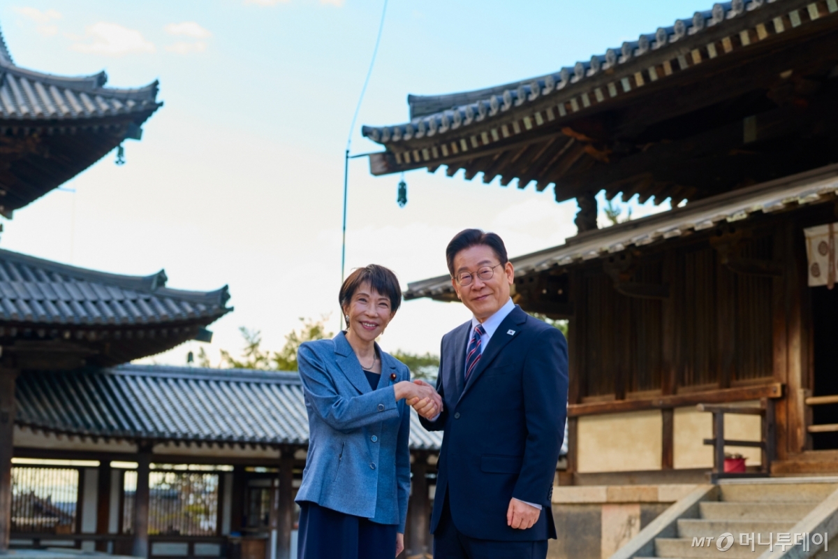 (나라(일본)=뉴스1) 이재명 기자 = 이재명 대통령과 다카이치 사나에 일본 총리가 14일 일본 나라현 호류지를 방문해 기념촬영을 하고 있다. (공동취재) 2026.1.14/뉴스1  Copyright © 뉴스1. All rights reserved. 무단 전재 및 재배포,  AI학습 이용 금지. /사진=(나라(일본)=뉴스1) 이재명 기자