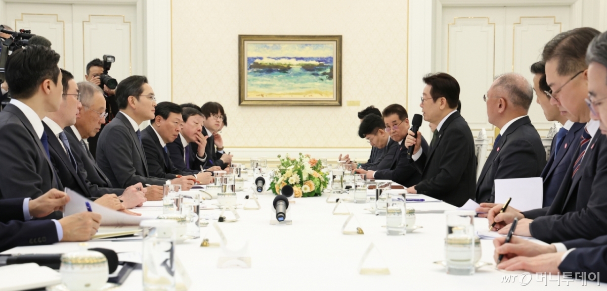 [서울=뉴시스] 고범준 기자 = 이재명 대통령이 4일 청와대에서 열린 청년일자리와 지방투자 확대를 위한 기업간담회에서 발언을 하고 있다. (청와대통신사진기자단) 2026.02.04. bjko@newsis.com /사진=