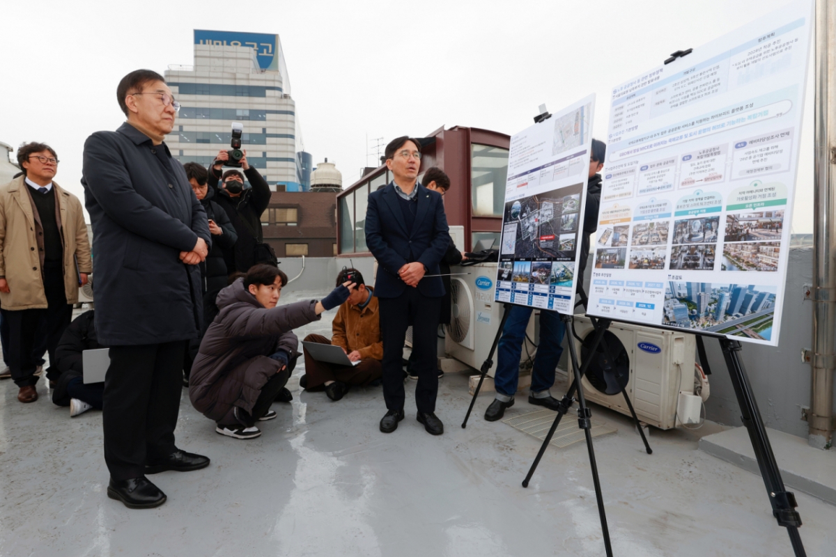 (서울=뉴스1) 이호윤 기자 = 김윤덕 국토교통부 장관이 4일 오후 서울 강남구 한 빌딩에서 1.29대책 관련 주택 사업지인 서울의료원 남측 부지를 현장 방문해 LH관계자의 브리핑을 듣고 있다. 한국토지주택공사(LH)가 소유한 삼성동 서울의료원 남측 부지는 518가구가 공급될 예정이다. (공동취재)  2026.2.4/뉴스1  Copyright © 뉴스1. All rights reserved. 무단 전재 및 재배포,  AI학습 이용 금지. /사진=(서울=뉴스1) 이호윤 기자