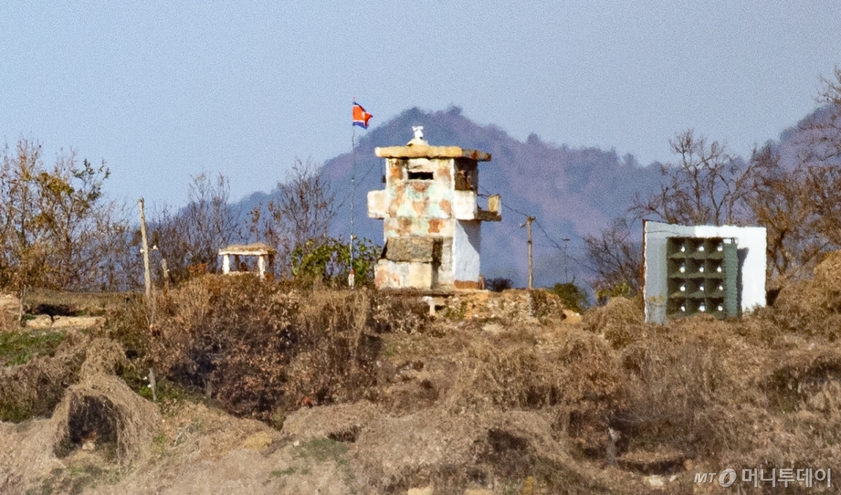 (파주=뉴스1) 이재명 기자 = 사진은 경기도 파주 접경지역에서 바라본 북측 초소. 2025.11.18/뉴스1 Copyright © 뉴스1. All rights reserved. 무단 전재 및 재배포, AI학습 이용 금지.