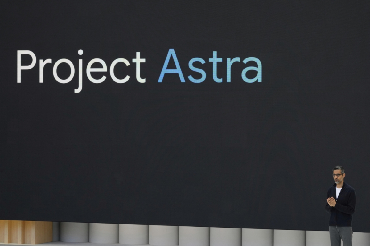 [마운틴뷰=AP/뉴시스] 순다르 피차이 구글 및 알파벳 최고경영자(CEO)가 20일(현지 시간) 미 캘리포니아주 마운틴뷰에서 열린 구글 I/O 행사에서 프로젝트 아스트라에 관해 발언하고 있다. 프로젝트 아스트라(Astra)는 딥마인드의 다중 양상 인공지능(AI) 시스템으로, AI 음성 비서 역할을 하며 실시간 영상 분석 및 질문 응답을 할 수 있다. 2025.05.21. /사진=민경찬