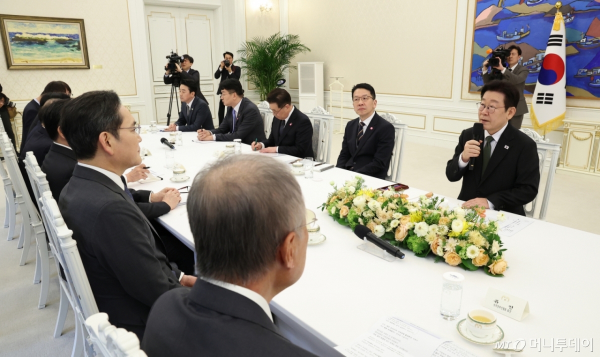 (서울=뉴스1) 이재명 기자 = 이재명 대통령이 4일 청와대에서 열린 청년일자리와 지방투자 확대를 위한 기업간담회에서 발언을 하고 있다. 2026.2.4/뉴스1  Copyright © 뉴스1. All rights reserved. 무단 전재 및 재배포,  AI학습 이용 금지. /사진=(서울=뉴스1) 이재명 기자