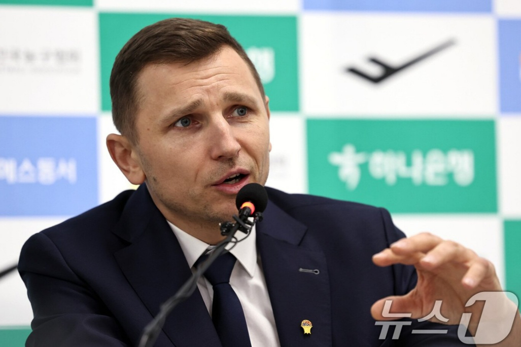 대한민국 남자 농구 국가대표팀 니콜라이스 마줄스 감독이 4일 오후 서울 송파구 올림픽회관에서 국가대표 소집명단을 발표하고 있다. /사진=뉴스1