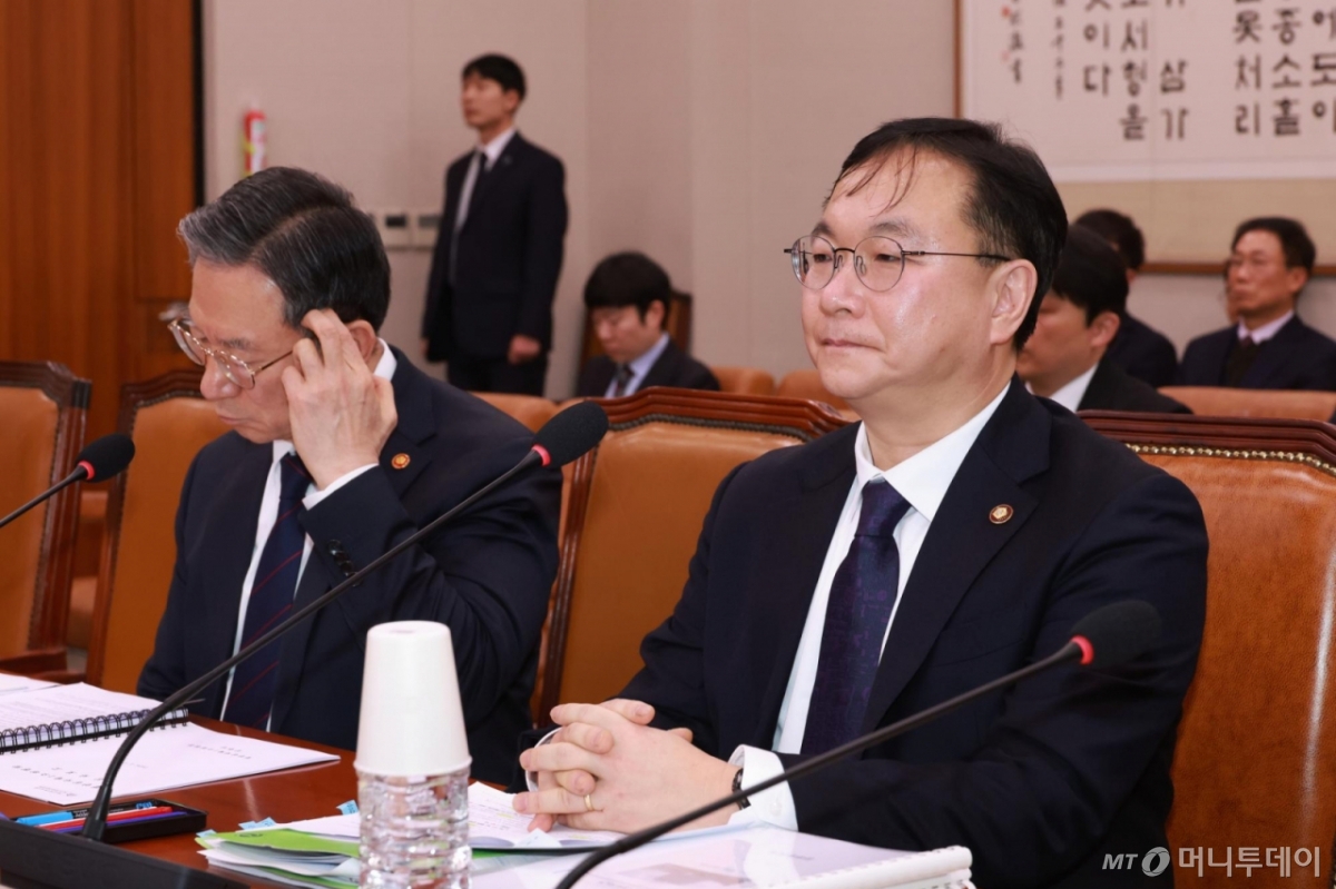 [서울=뉴시스] 고승민 기자 = 박영재 법원행정처장이 4일 서울 여의도 국회에서 열린 법제사법위원회 전체회의에 출석하고 있다. 2026.02.04. kkssmm99@newsis.com /사진=고승민