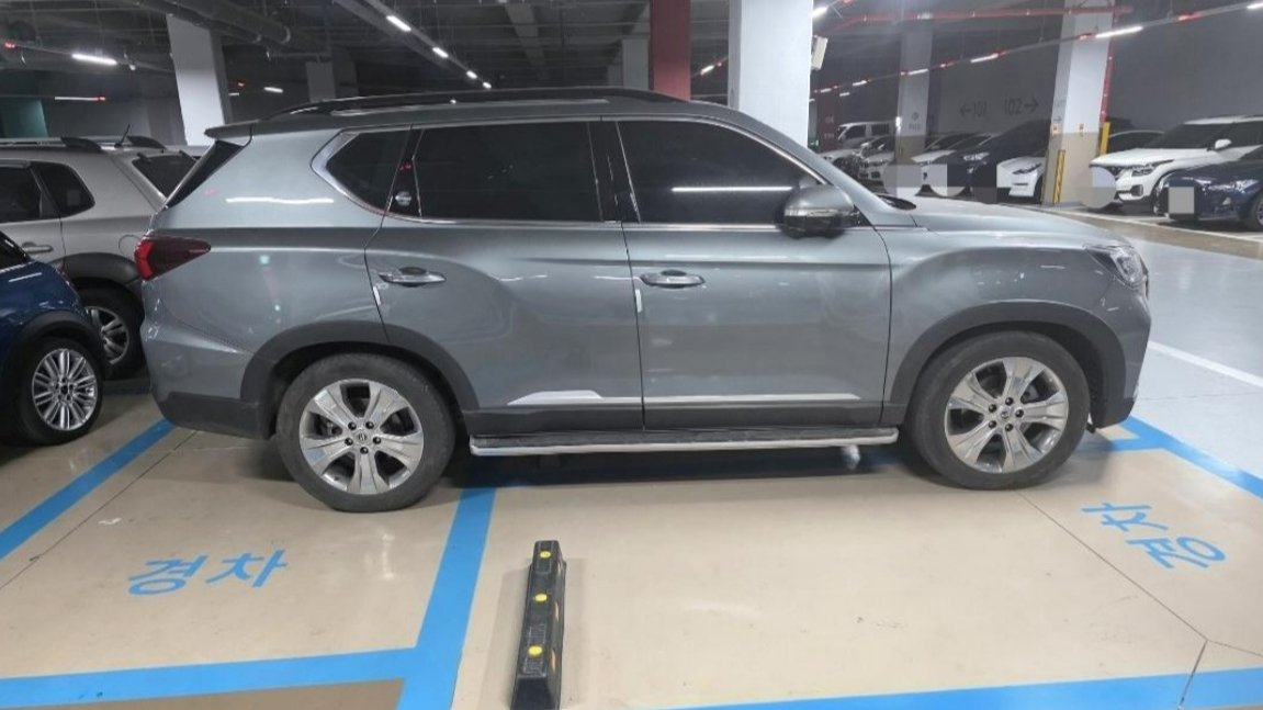 국내 한 아파트 지하 주차장에서 준대형 스포츠유틸리티차량(SUV)이 '경차 주차면 3칸'을 차지한 사진이 온라인에 공유돼 누리꾼들의 공분을 샀다. /사진=온라인 커뮤니티 보배드림 갈무리