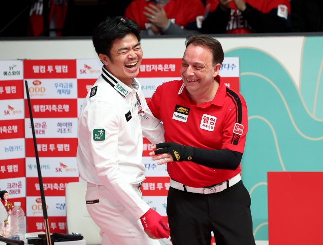 산체스(오른쪽)가 우승을 차지한 Q.응우옌을 밝은 미소로 축하해주고 있다. /사진=PBA 투어 제공