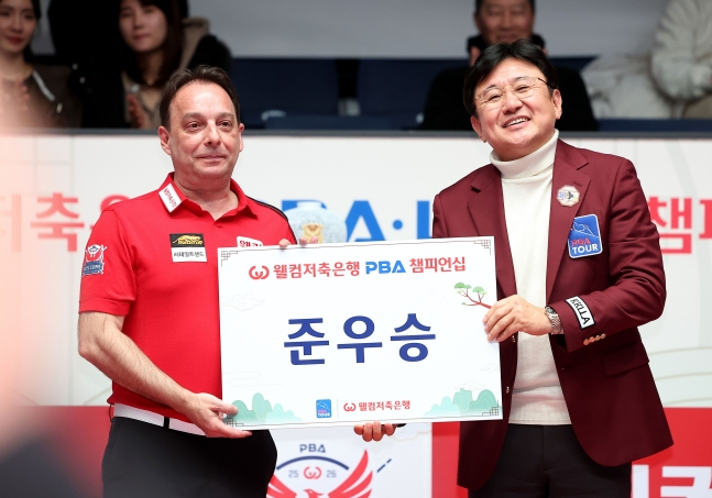 양심고백 이후 기세가 꺾인 산체스(왼쪽)가 준우승으로 대회를 마무리하고 있다. /사진=PBA 투어 제공