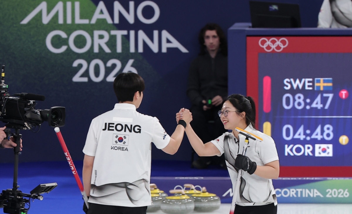 컬링 믹스더블 김선영과 정영석이 5일 이탈리아 코르티나담페초 컬링 올림픽 스타디움에서 열린 컬링 믹스더블 라운드 로빈 경기에서 3-10으로 패배한 후 서로를 격려하고 있다./사진=뉴스1