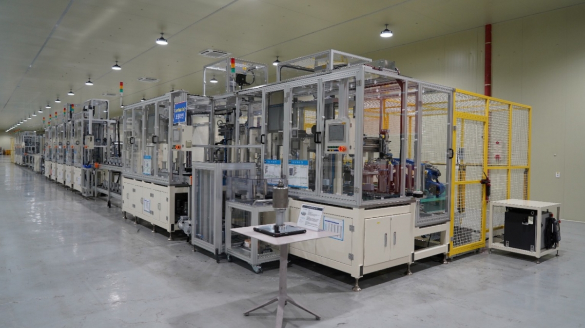 대동기어 1공장에 구축된 클린룸 내 로터 샤프트 어셈블리 생산 설비가 가동을 기다리고 있다. 로터 샤프트 어셈블리는 전기모터 내부에서 회전 토크를 직접 생성해 그 힘을 출력축으로 전달하며 전기차 구동 성능과 정숙성을 좌우하는 전기모터의 핵심 부품이다. /사진제공=대동기어