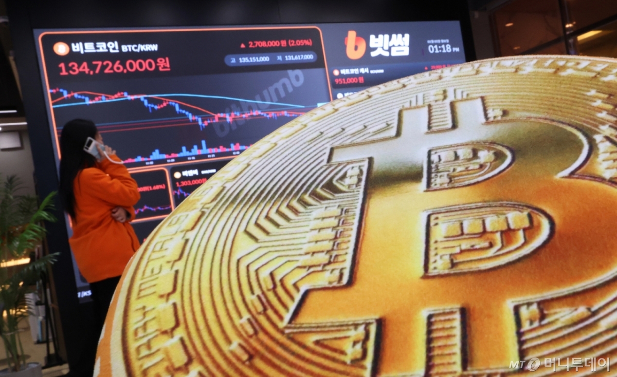 (서울=뉴스1) 오대일 기자 = 베네수엘라 사태에도 암호화폐(가상화폐)가 일제히 상승한 5일 오후 서울 서초구 빗썸라운지 강남본점 전광판에 비트코인 거래 가격이 표시되고 있다. 5일 오전 11시 10분 기준 글로벌 코인 시황 중계 사이트 코인마켓캡에서 비트코인은 24시간 전보다 1.84% 상승한 9만2793달러를 기록했다. 2026.1.5/뉴스1 Copyright © 뉴스1. All rights reserved. 무단 전재 및 재배포, AI학습 이용 금지. /사진=(서울=뉴스1) 오대일 기자