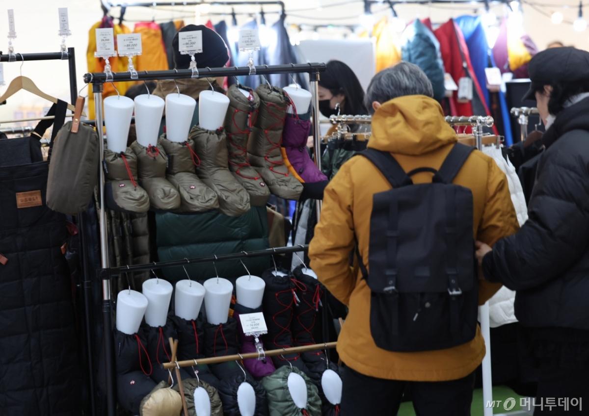 30일 인천연수구 송도컨벤시아에서 열린 '2026 국제아웃도어캠핑&레포츠페스티벌 (고카프)'를 찾은 관람객들이 텐트용 방한화를 살펴보고 있다. 