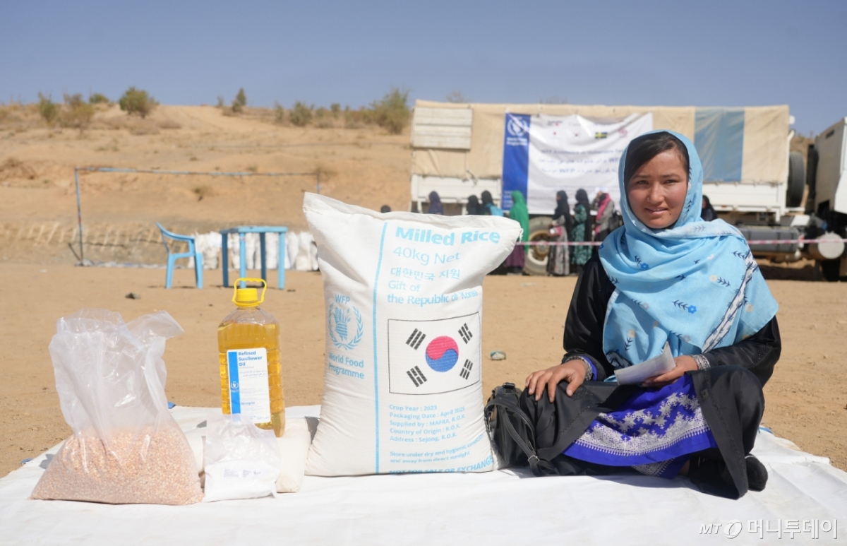 농림축산식품부의 ODA 사업을 통해 쌀을 지원받은 현지 수혜자들./사진=농림축산식품부