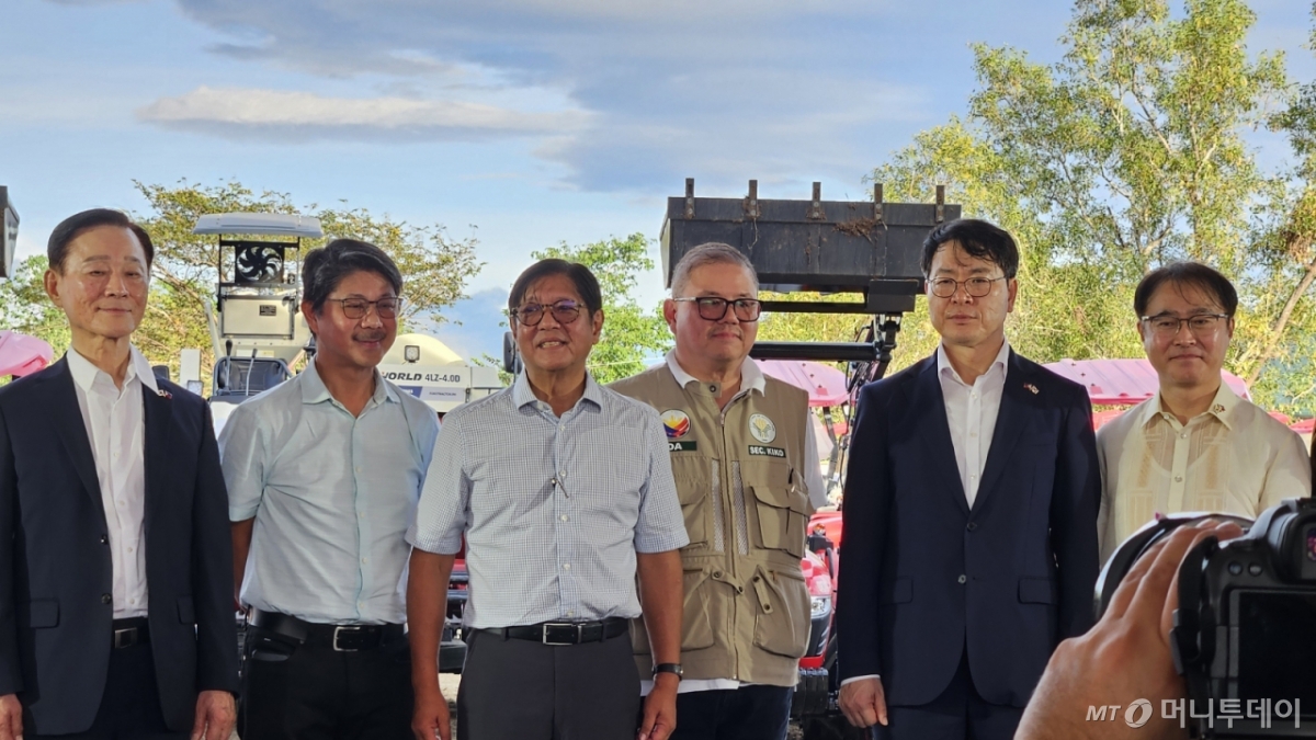 지난 해 12월 필리핀 카바나투안시에서 열린 '한국농기계전용공단 착공식'에서 김정욱 농식품부 농업혁신정책실장(오른쪽 2번째)이 필리핀 마르코스주니어 대통령(왼쪽 3번째) 등 참석자들과 함께 사진을 찍었다. /사진=농식품부