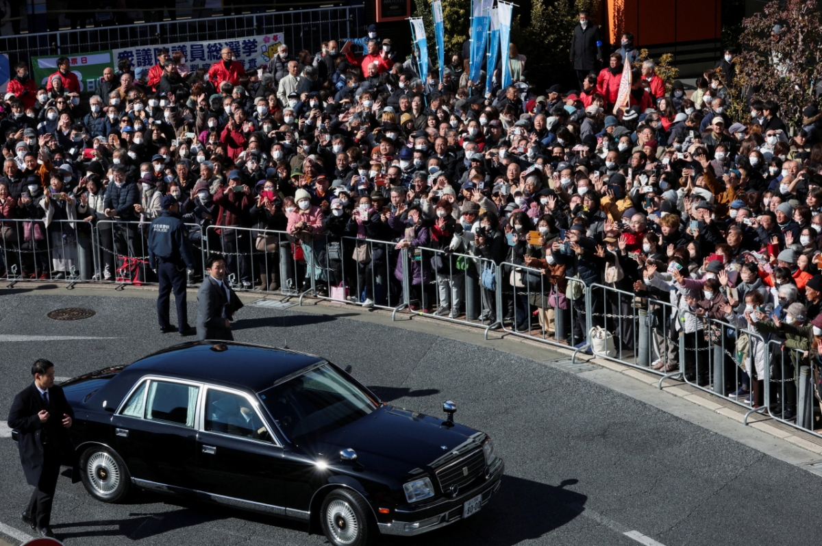 다카이치 사나에 일본 총리가 중의원 선거를 닷새 앞둔 3일 사이타마현에서 지원 유세에 나선 후 차량으로 이동 중이다. 다카이치 총리를 보기 위해 몰려든 시민들 모습./사진=로이터  