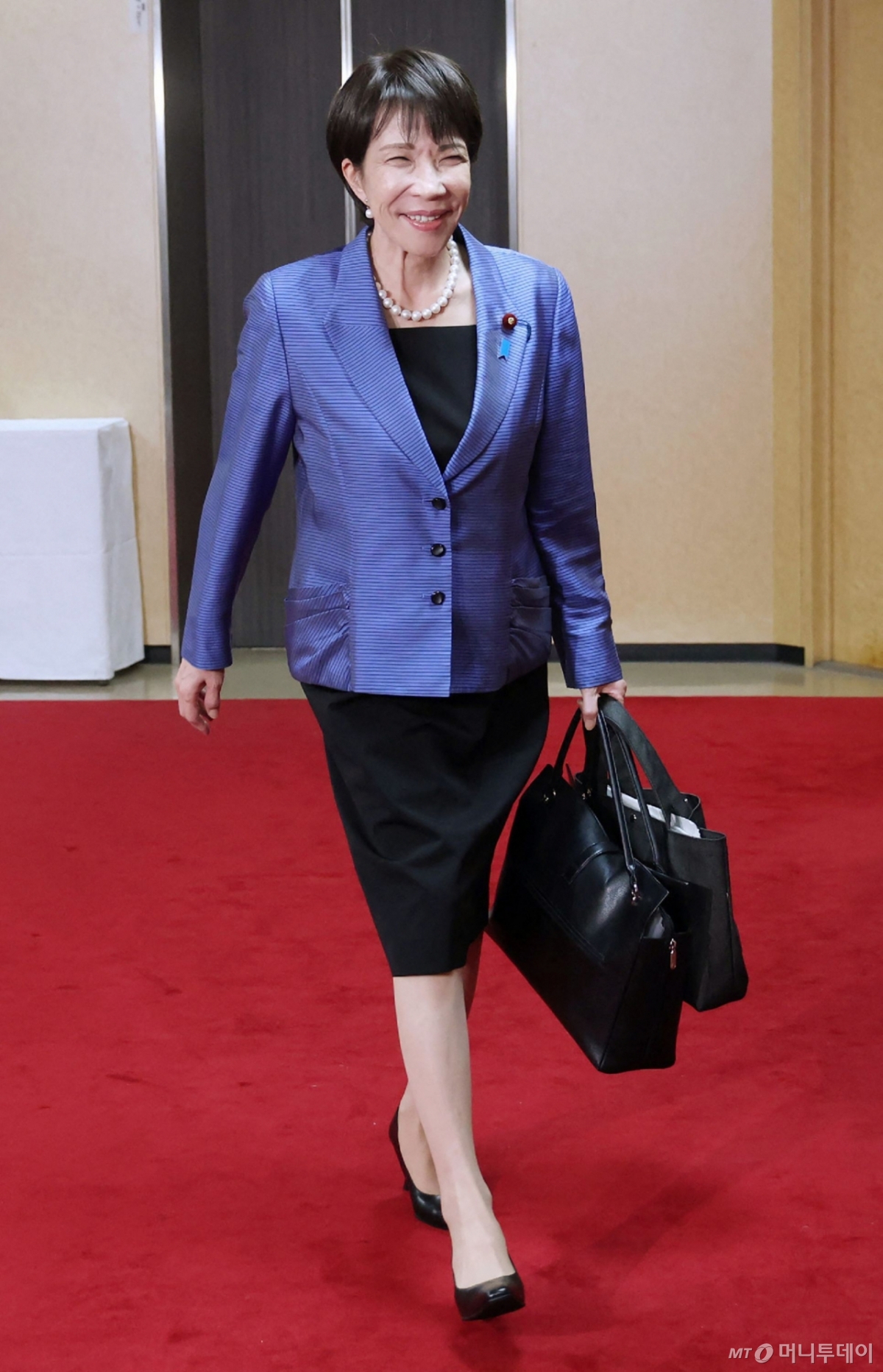 (도쿄 AFP=뉴스1) 최종일 선임기자 = 일본 집권 여당 자민당의 다카이치 사나에 총재가 21일 도쿄 자민당 본부로 당 집행부 회의에 참석하기 위해 입장하고 있다. 2025.10.21  ⓒ AFP=뉴스1  Copyright © 뉴스1. All rights reserved. 무단 전재 및 재배포,  AI학습 이용 금지. /사진=(도쿄 AFP=뉴스1) 최종일 선임기자