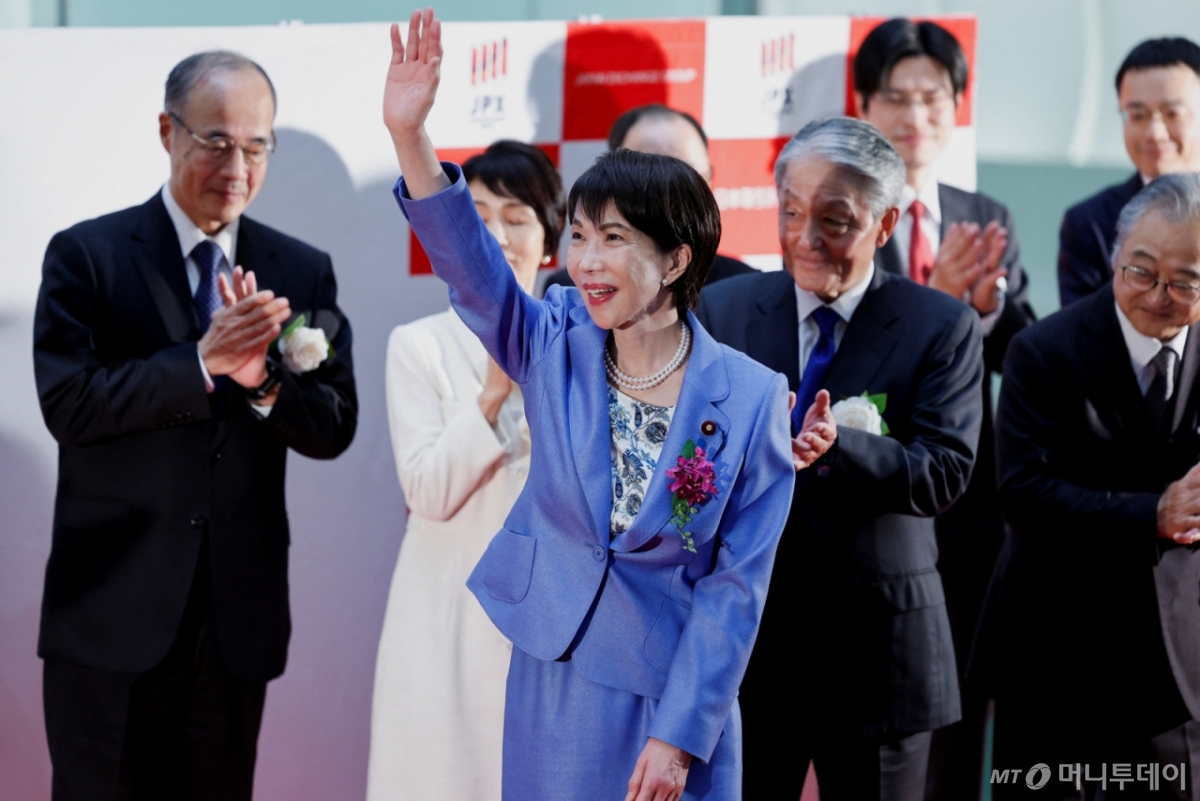 (도쿄 로이터=뉴스1) 최종일 선임기자 = 30일(현지시간) 일본 도쿄 증권거래소(TSE)에서 열린 대납회(일본 주식 시장의 한 해 마지막 거래일을 기념하는 행사)에서 다카이치 사나에 일본 총리(오른쪽)가 손을 흔들고 있다. 2025.12.30  ⓒ 로이터=뉴스1  Copyright © 뉴스1. All rights reserved. 무단 전재 및 재배포,  AI학습 이용 금지. /사진=(도쿄 로이터=뉴스1) 최종일 선임기자