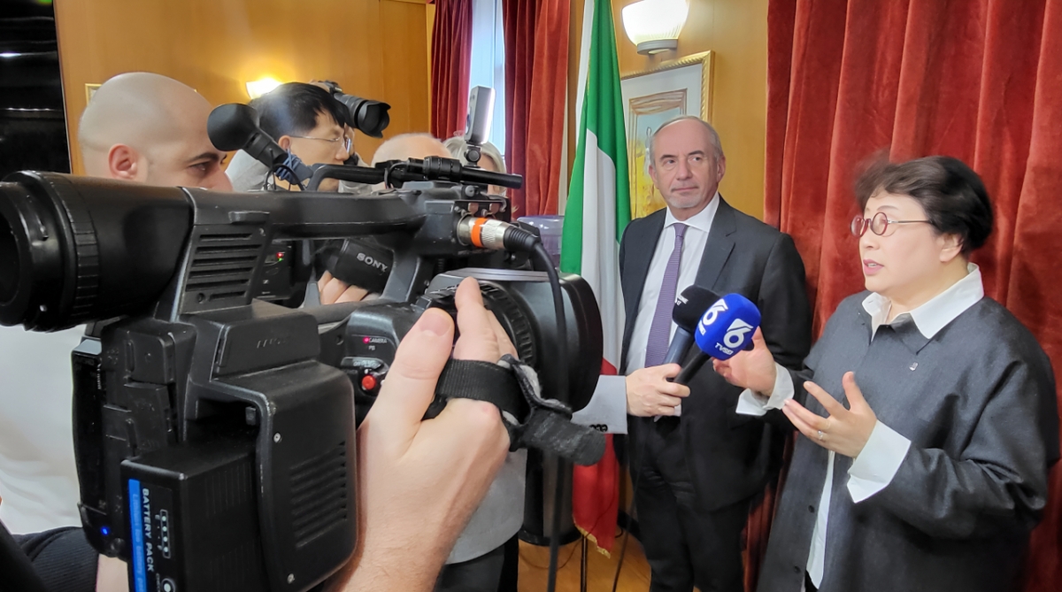 김종희 상명대 총장(오른쪽)이 협정식 후 이탈리아 현지 언론과 인터뷰하고 있다./사진제공=상명대