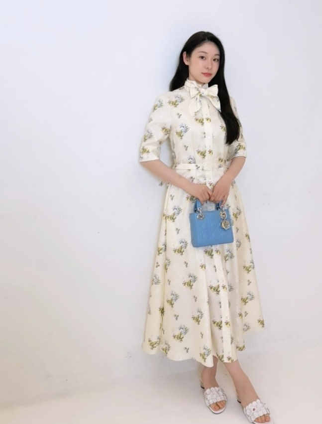 김연아가 파란색 디올 가방을 들고 포즈를 취하고 있다. /사진=김연아 SNS 갈무리