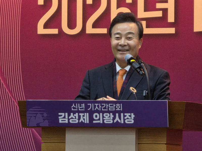 김성제 의왕시장이 신년 기자회견에서 지난해 말 쓰려졌던 일화를 설명하고 있다./사진=이민호기자