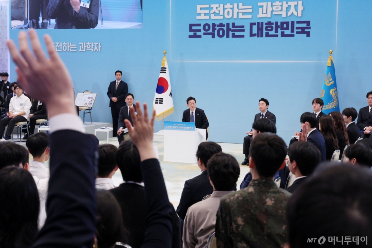 [서울=뉴시스] 고범준 기자 = 이재명 대통령이 5일 청와대에서 열린 대통령과학장학생·올림피아드 대표단 친수 및 간담회(미래 과학자와의 대화)에서 질문을 받고 있다. 2026.02.05. bjko@newsis.com /사진=고범준