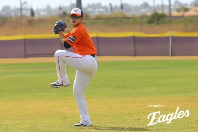 한화 호주 멜버른 스프링캠프에서 투구 훈련을 하는 문동주. /사진=한화 이글스 제공