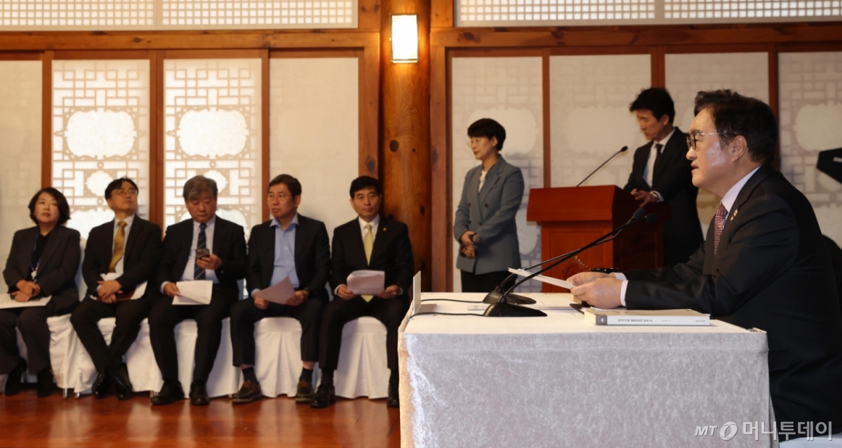 (서울=뉴스1) 국회사진기자단 = 우원식 국회의장이 5일 서울 여의도 국회 사랑재에서 2026년 신년 기자회견을 하고 있다. 2026.2.5/뉴스1  Copyright © 뉴스1. All rights reserved. 무단 전재 및 재배포,  AI학습 이용 금지. /사진=(서울=뉴스1) 국회사진기자단