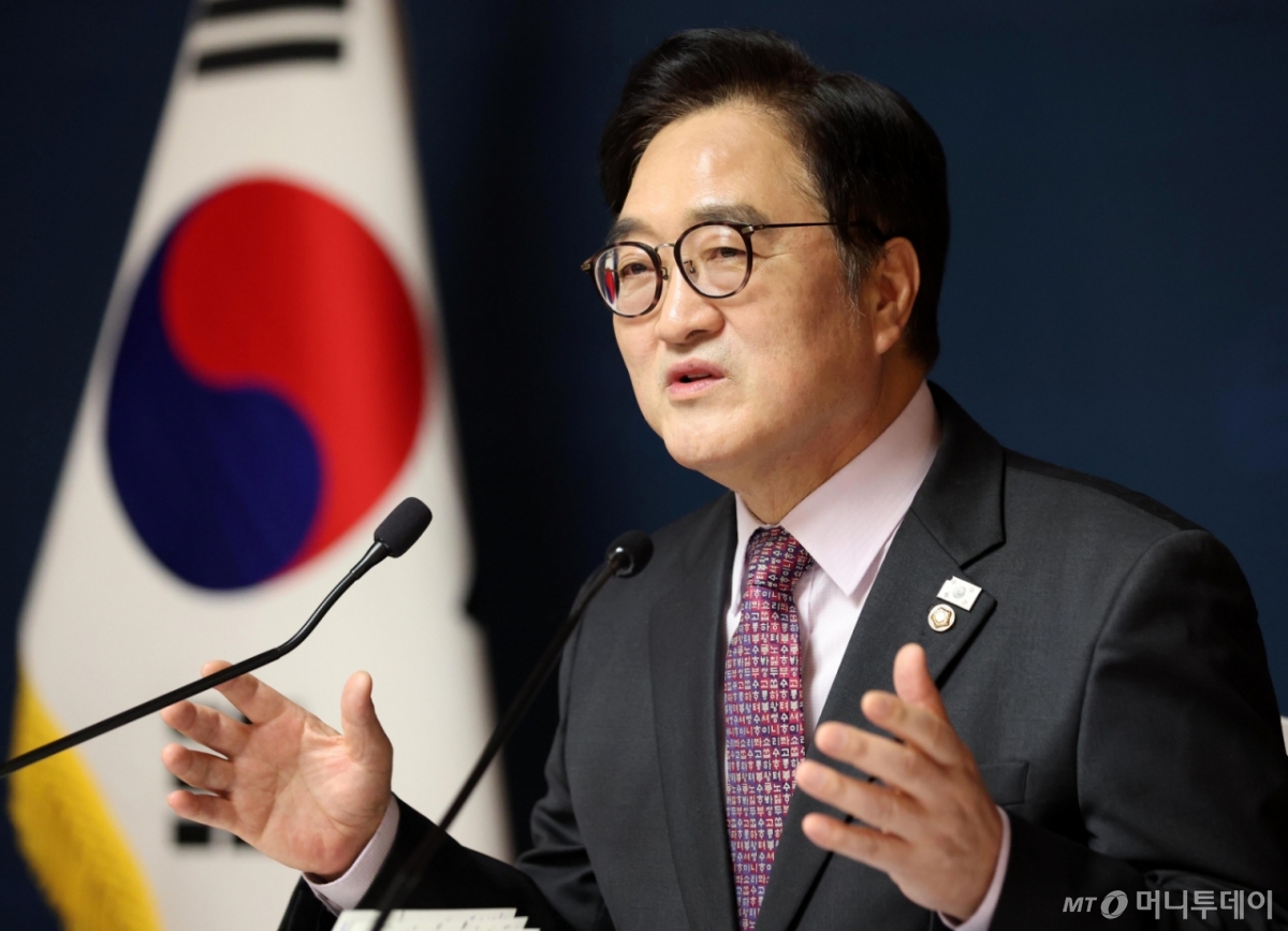 (서울=뉴스1) 국회사진기자단 = 우원식 국회의장이 5일 서울 여의도 국회 사랑재에서 2026년 신년 기자회견을 하고 있다. 2026.2.5/뉴스1  Copyright © 뉴스1. All rights reserved. 무단 전재 및 재배포,  AI학습 이용 금지. /사진=(서울=뉴스1) 국회사진기자단