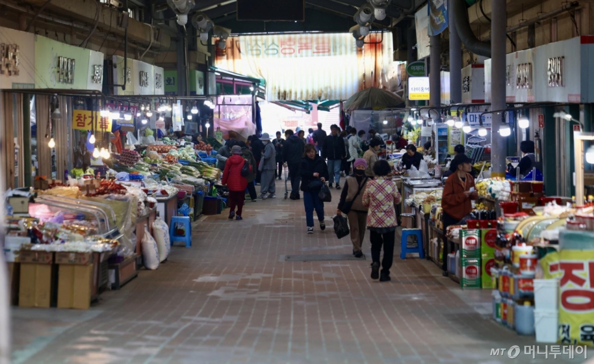 서울시내 한 전통시장이 한산한 모습을 보이고 있다.  한국경제연구원의 소비자 구매 데이터 분석 결과에 따르면 대형마트 휴업일에도 전통시장에서의 소비는 늘어나지 않았다. 2022년 주말 식료품 구매액 분석 결과 대형마트 의무휴업일(일요일) 전통시장의 평균 식료품 구매액은 610만원으로 대형마트가 영업하는 일요일(630만원)에 비해 낮았다. /사진제공=뉴시스