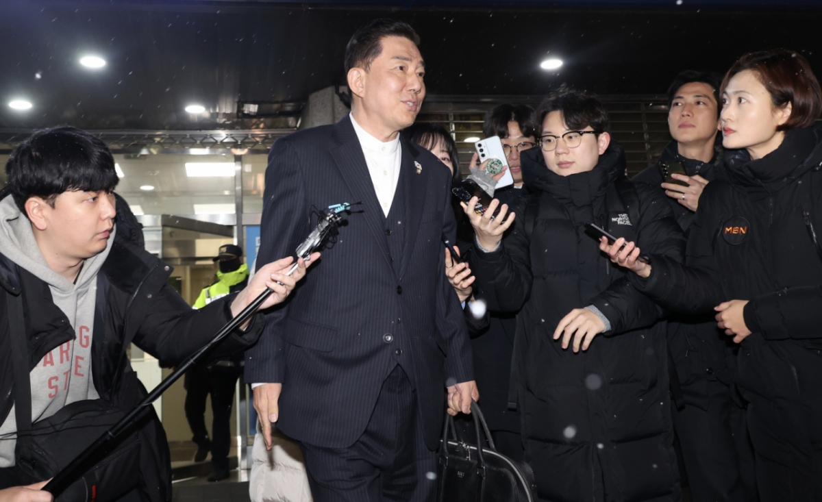 김병기 전 더불어민주당 원내대표가 12일 서울 여의도 중앙당사에서 열린 윤리심판원 회의 출석을 마치고 밖으로 나서고 있다./사진=뉴시스.