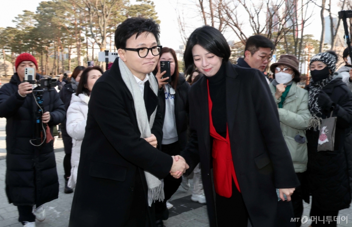 (서울=뉴스1) 신웅수 기자 = 한동훈 전 국민의힘 대표가 14일 당 윤리위원회가 본인을 제명 결정한 것과 관련해 입장을 밝히기 위해 국회 소통관으로 향하며 배현진 국민의힘 의원과 악수를 하고 있다. (공동취재) 2026.1.14/뉴스1  Copyright © 뉴스1. All rights reserved. 무단 전재 및 재배포,  AI학습 이용 금지. /사진=(서울=뉴스1) 신웅수 기자