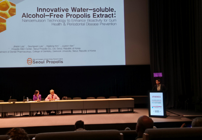 덴마크 코펜하겐에서 열린 ‘제49회 APIMONDIA 2025’에서 이지헌 프로비 대표가 프로폴리스 연구 결과를 발표하고 있다./사진제공=프로비