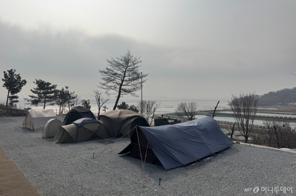 지난 5일 찾은 인천 강화군 한 캠핑장. 이용객 없이 장기숙박(장박) 텐트만 설치돼 있다./사진=최문혁 기자.