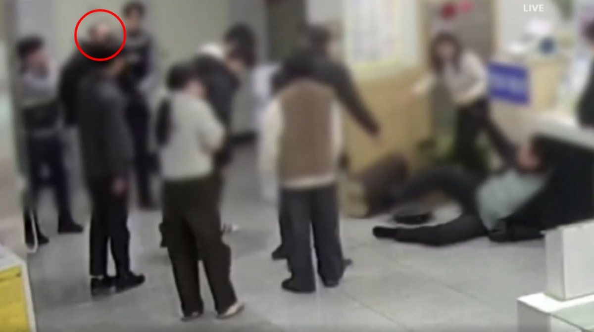 부산진구 주민센터에서 공무원을 폭행한 40대 남성이 불구속 기소됐다. /사진=채널A 방송화면 캡처 