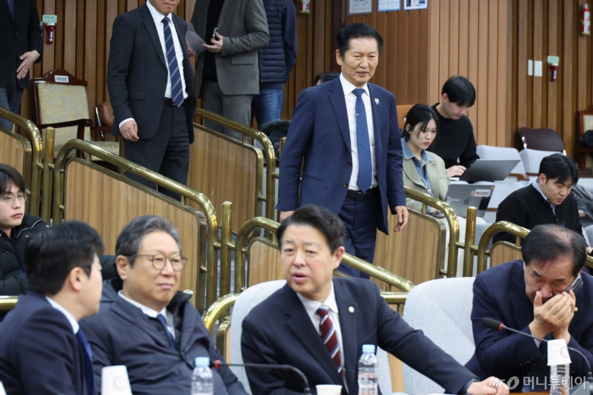 (서울=뉴스1) 신웅수 기자 = 정청래 더불어민주당 대표가 6일 서울 여의도 국회에서 열린 조국혁신당과의 합당 관련 3선의원 간담회에 참석하고 있다. 2026.2.6/뉴스1 Copyright © 뉴스1. All rights reserved. 무단 전재 및 재배포, AI학습 이용 금지. /사진=(서울=뉴스1) 신웅수 기자