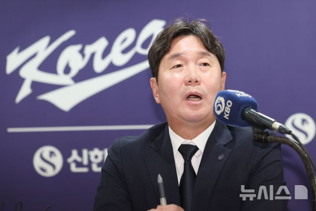6일 기자회견에서 취재진의 질의에 답변하는 류지현 감독. /사진=뉴시스