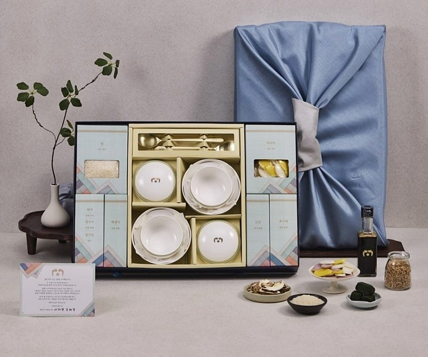 지난 4일 대통령실은 이재명 대통령이 사회 각계각층에 전달하는 설 명절 선물을 공개했다. 그릇·수저 세트와 집밥 재료로 구성됐다./사진=청와대 제공