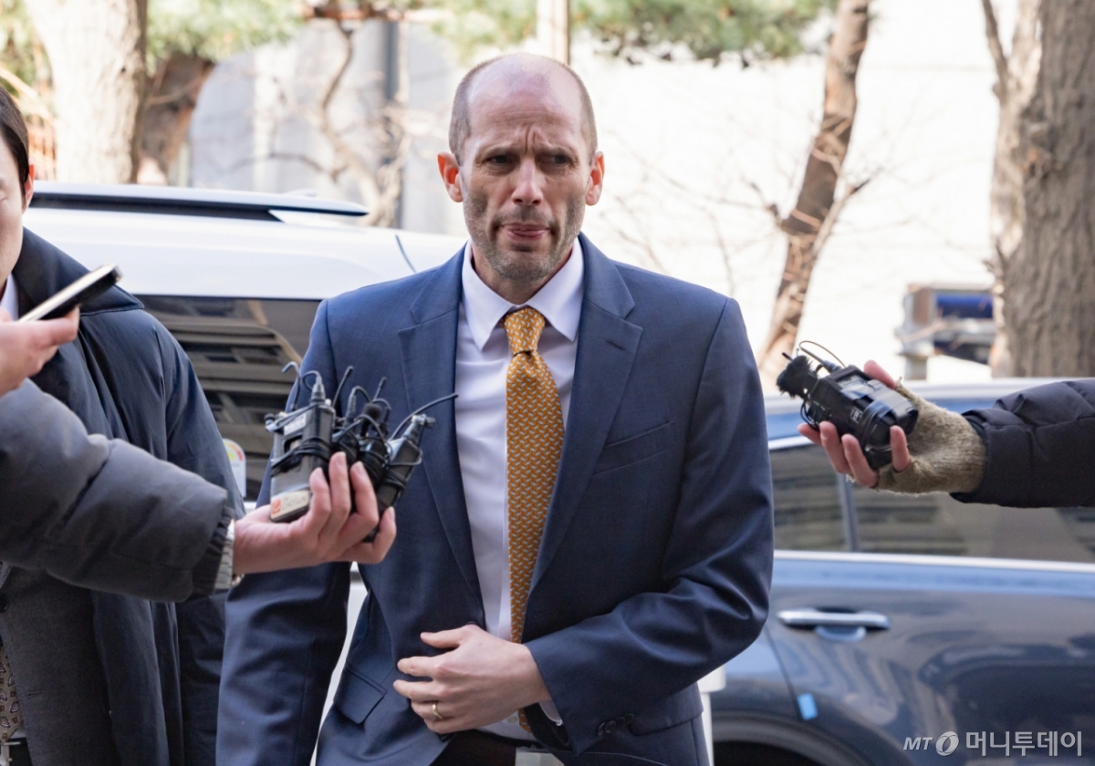 [서울=뉴시스] 황준선 기자 = 해롤드 로저스 쿠팡 한국법인 임시 대표가 6일 오후 서울 마포구 서울경찰청 반부패수사대에서 국회증언감정법의 위증 혐의를 받는 피고발인 신분으로 조사에 출석하고 있다. 2026.02.06. /사진=황준선