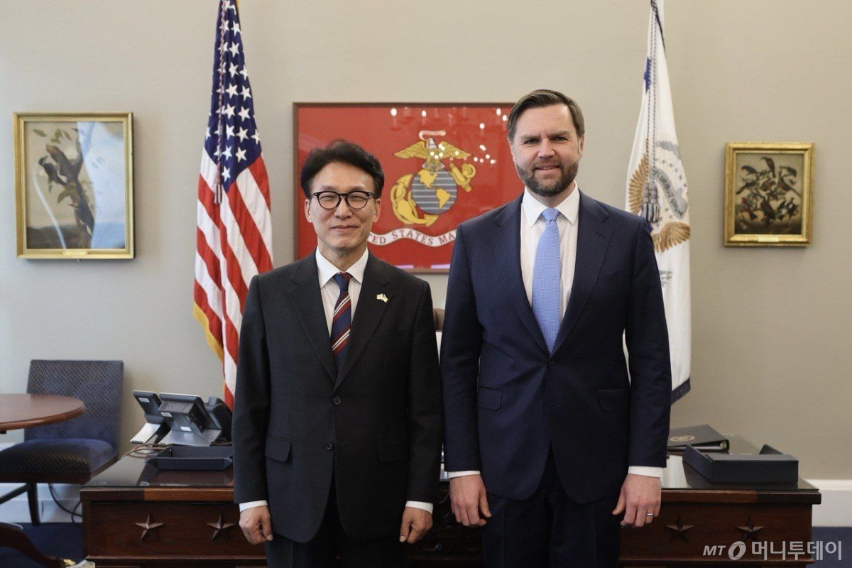 (워싱턴=뉴스1) 류정민 특파원 = 김민석 국무총리가 23일(현지시간) 미국 워싱턴DC 백악관에서 JD밴스 부통령을 만나 한미 관계 발전 방안 등에 대해 의견을 교환한 뒤 기념 촬영을 하고 있다.(국무총리실 사진 제공, 재판매 및 DB금지) 2026.01.23.  Copyright © 뉴스1. All rights reserved. 무단 전재 및 재배포,  AI학습 이용 금지. /사진=(워싱턴=뉴스1) 류정민 특파원