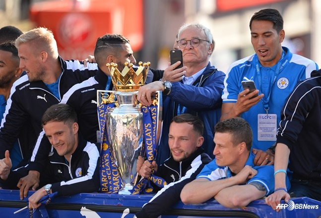 레스터 시티 선수단이 잉글랜드 프리미어리그(EPL) 우승 기념 카퍼레이드에 나섰다. /AFPBBNews=뉴스1